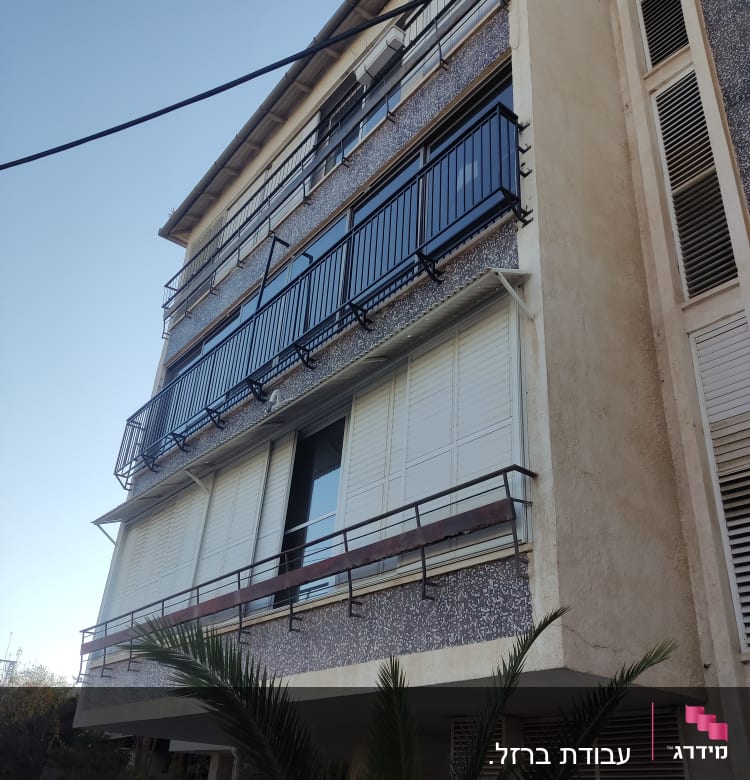 מרפסות עם מסגרות מתכת בבניין מגורים